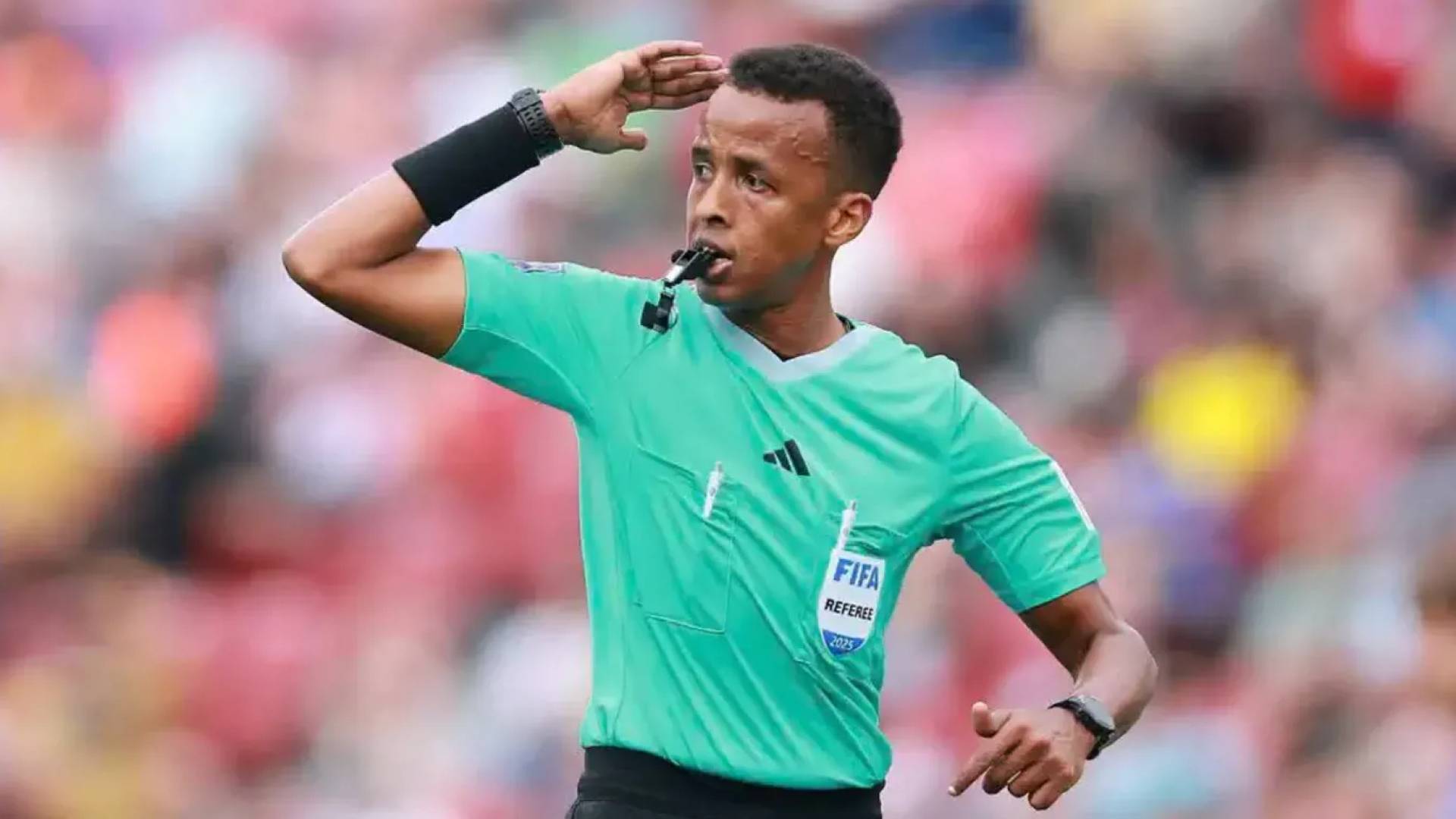 الحظر الأمريكي يحرم الحكم الصومالي "عرتن" من حلم المونديال.. والفيفا يعلن عجزه