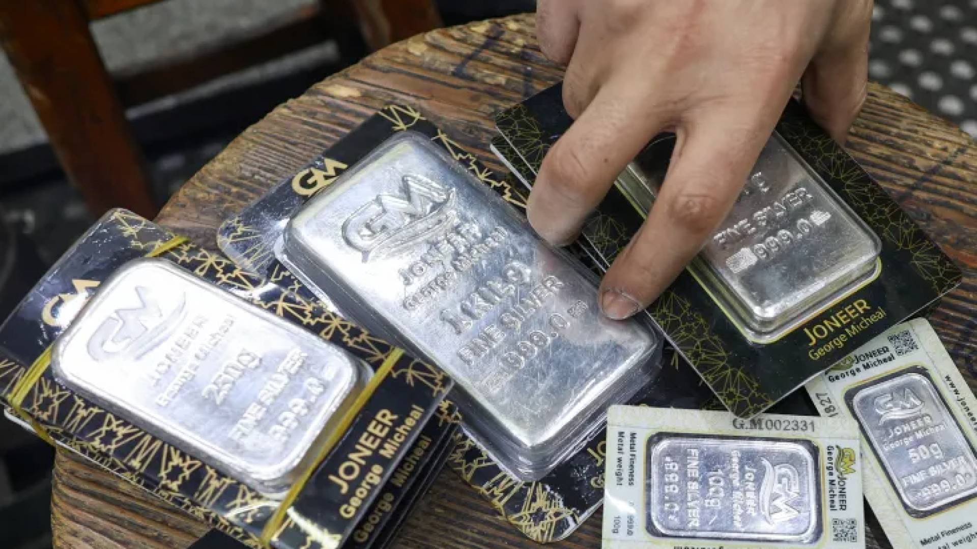 الفضة تكسر حاجز 64 دولارا عالميا وتتراجع وسط تسييل عنيف للعقود الآجلة