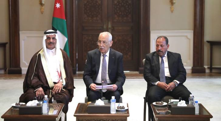 رئيس الديوان الملكي الهاشمي يوسف العيسوي أثناء لقائه بالوفود العشائرية