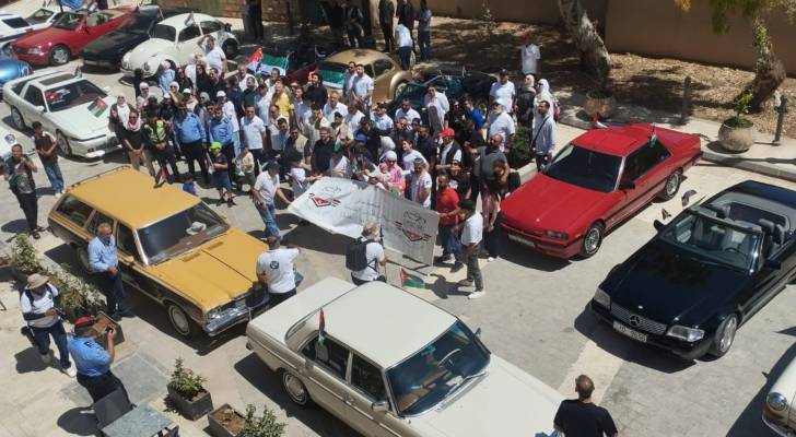 مسيرة للسيارات الكلاسيكية في مادبا احتفالا بالأعياد الوطنية