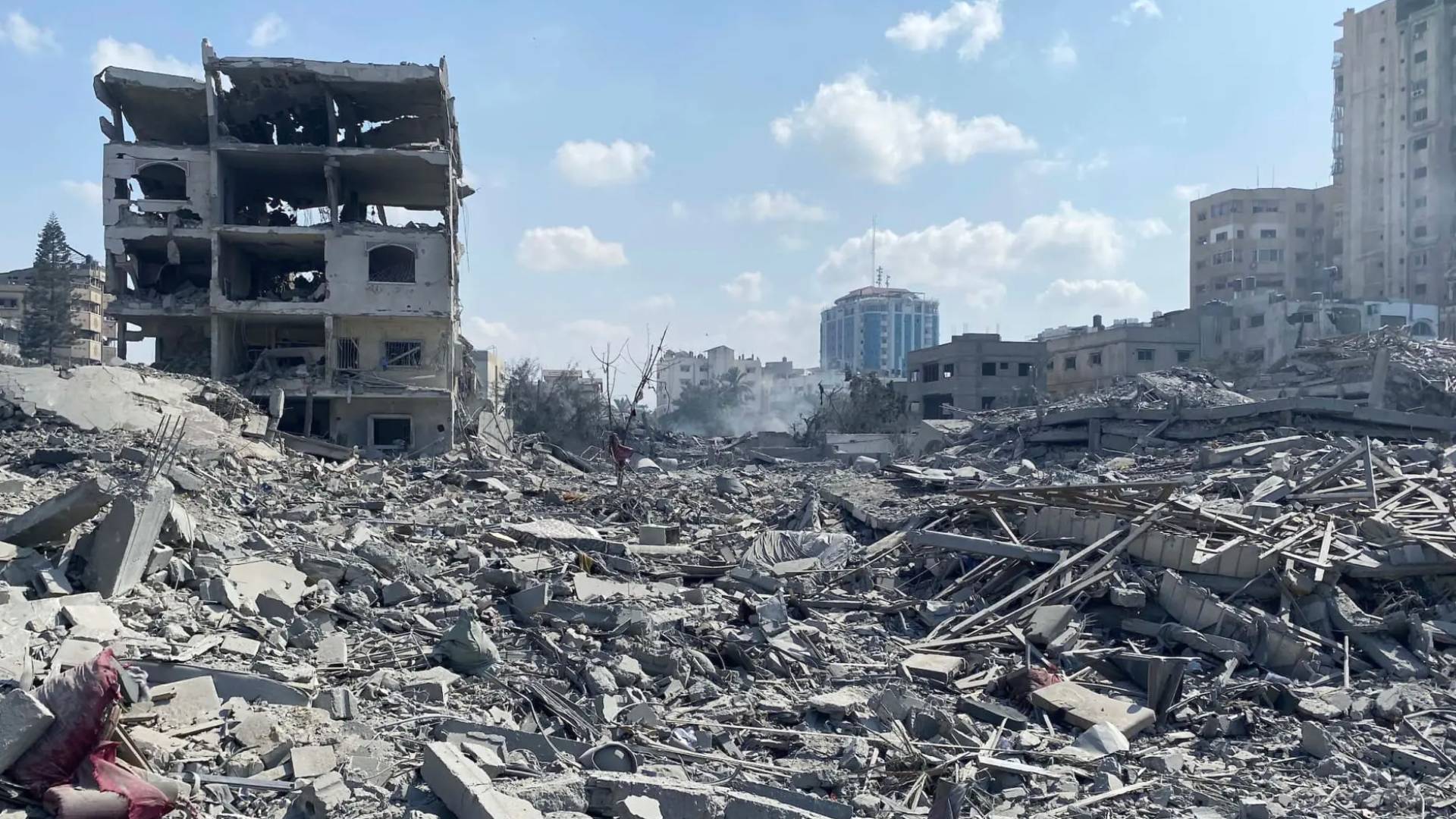 جيش الاحتلال ينفذ عملية نسف واسعة وسط قصف مدفعي شرقي مدينة غزة