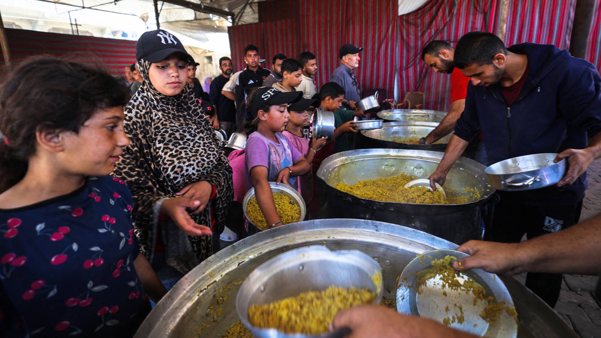 بين فكي الجوع والبارود.. كيف تحولت مأساة غزة المنسية إلى خلفية اعتيادية لشاشات العالم؟