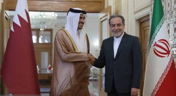 وزير خارجية قطر محمد بن عبد الرحمن آل ثاني ووزير الخارجية الإيراني عباس عراقجي
