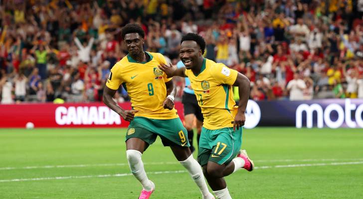 يحتفل نيستوري إيرانكوندا، لاعب المنتخب الأسترالي رقم ١٧، بتسجيله الهدف الأول لفريقه بين أستراليا وتركيا