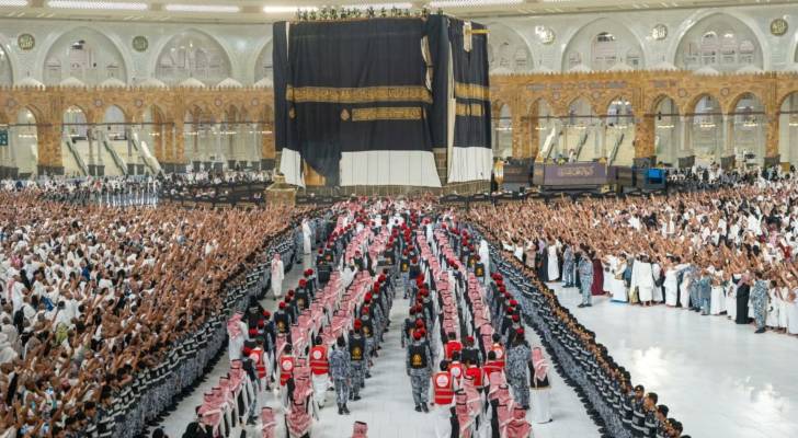 الكعبة المشرفة تتزين بكسوتها الجديدة لعام 1448هـ