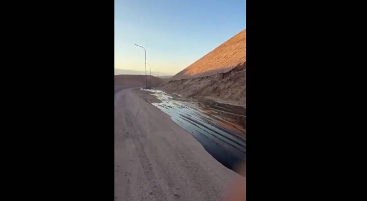 مادة سائلة في جبال العقبة تثير تكهنات بوجود النفط