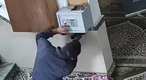شخص يسرق صندوق التبرعات في المسجد