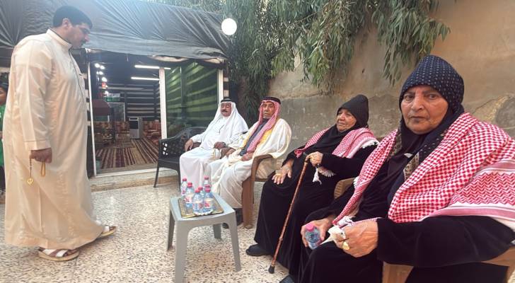 "النشامى في قلوب البيوت".. عائلة أردنية تخطف الأنظار بطريقتها الخاصة في دعم المنتخب