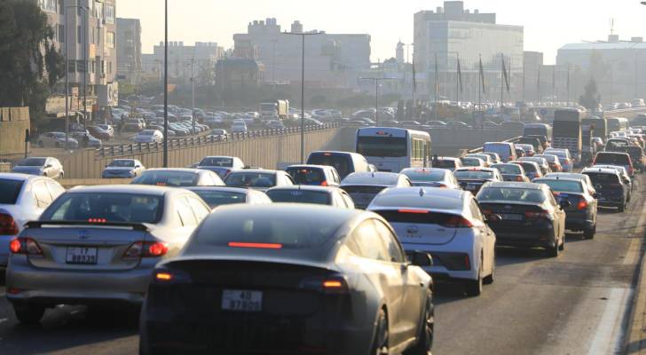ازدحام مركبات بأحد شوارع عمان