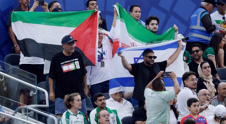 مشجع يحمل علم الاحتلال