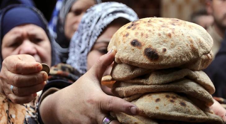 نساء يحملن الخبز