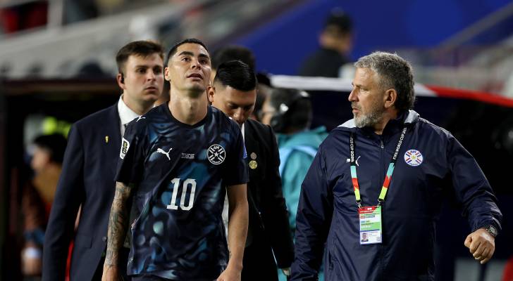ميغيل ألميرون لاعب منتخب باراغواي بعد حصوله على بطاقة حمراء في مونديال 2026