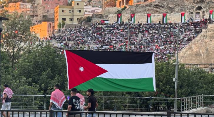 جماهير أردنية في المدرج الروماني