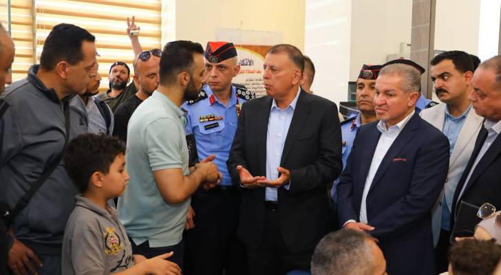 وزير الداخلية وعدد من المسؤولين في جسر الملك حسين
