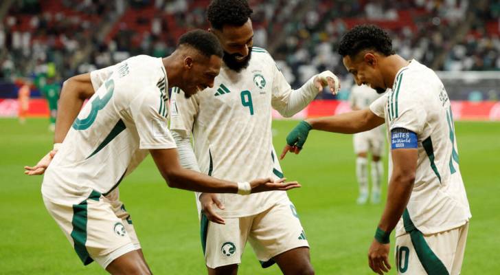 لاعبو المنتخب السعودي يحتفلون بهدف سابق