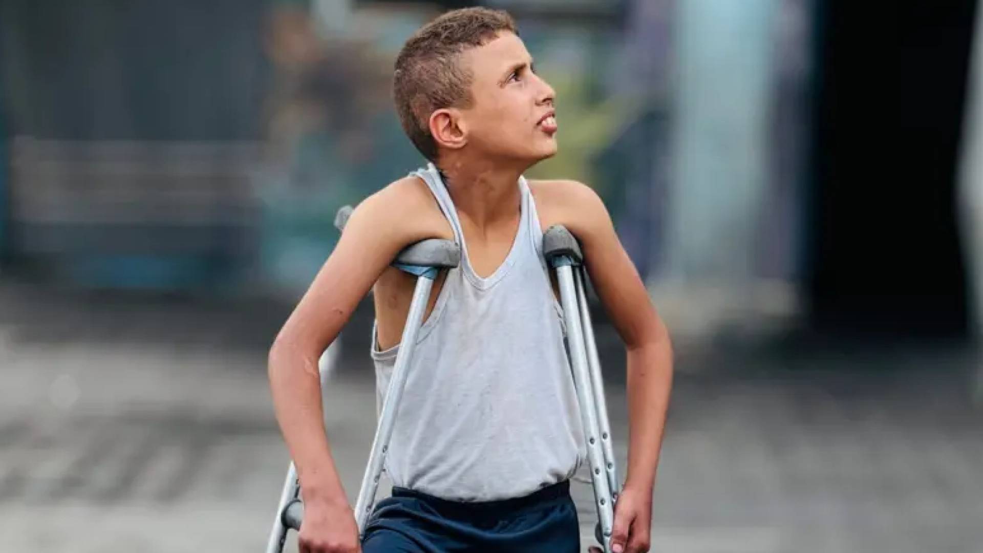 ساق من ماسورة صرف صحي.. "راتب" طفل غزي هزم بتر الأطراف ليلعب كرة القدم مع رفاقه