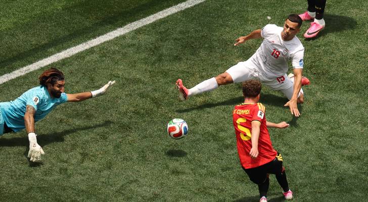 لاعب إيراني ولاعب بلجيكي وحارس مرمى بلجيكا
