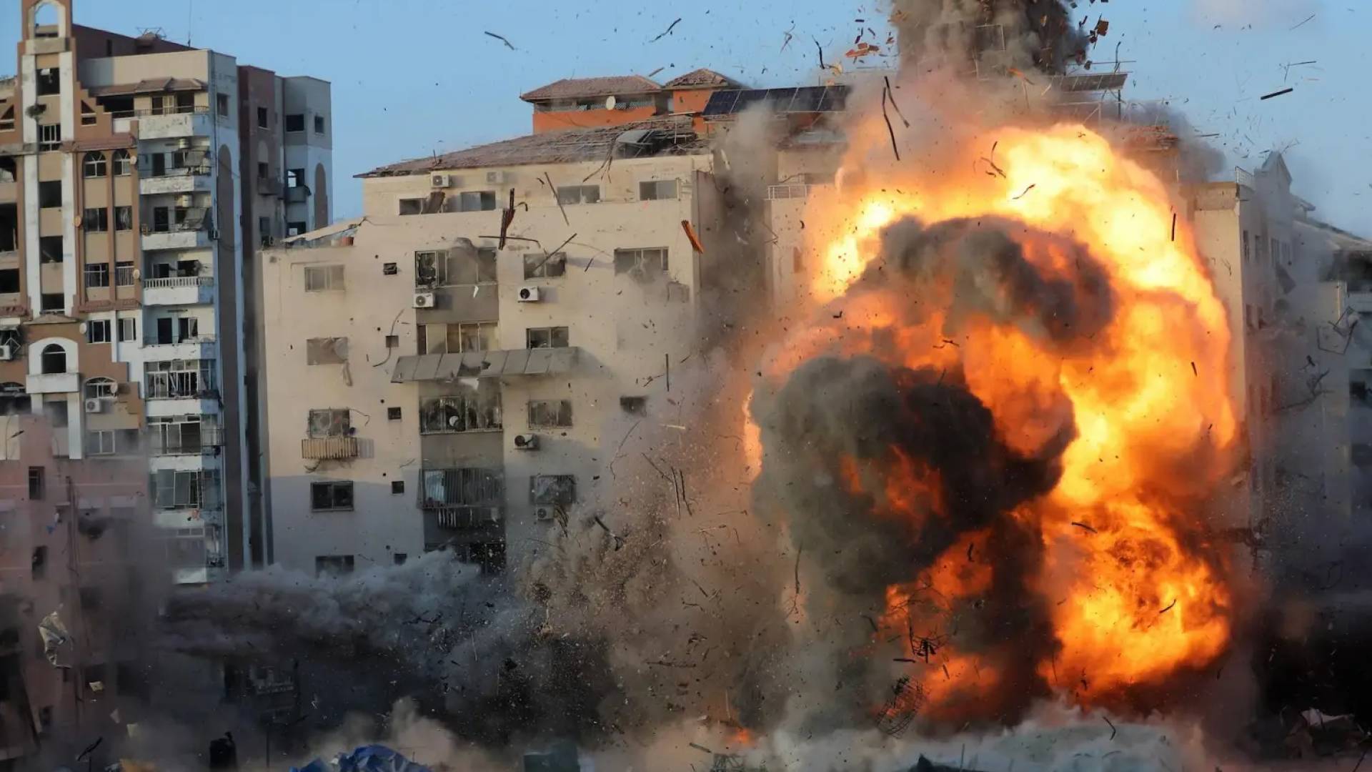 مصادر فلسطينية: شهيدة و3 إصابات بقصف طائرات الاحتلال مركبة بجانب "مول الرحاب" وسط غزة