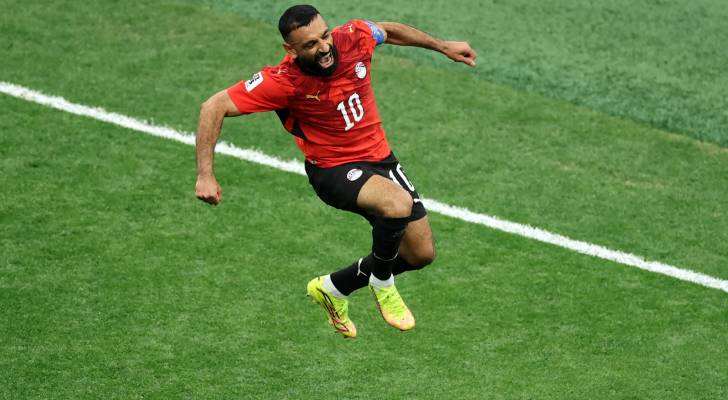 محمد صلاح يحتفل بهدف مصر