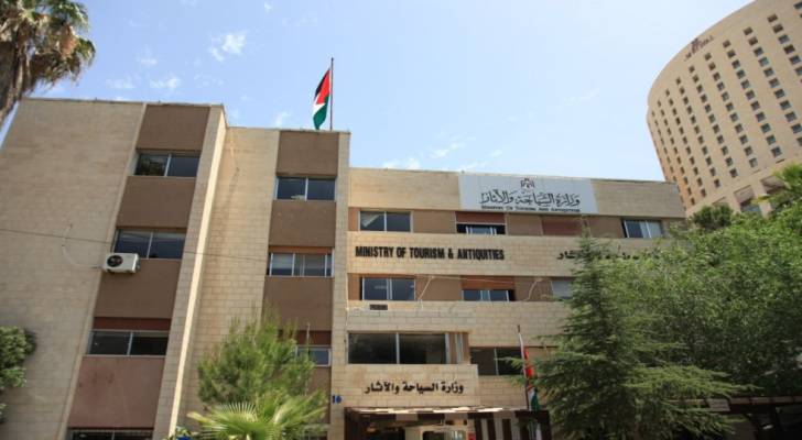 مصدر أمني: ضبط موظفة تهجمت على مكتب وزير السياحة وأغلقته على نفسها