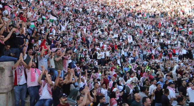 جماهير أردنية في المدرج الروماني
