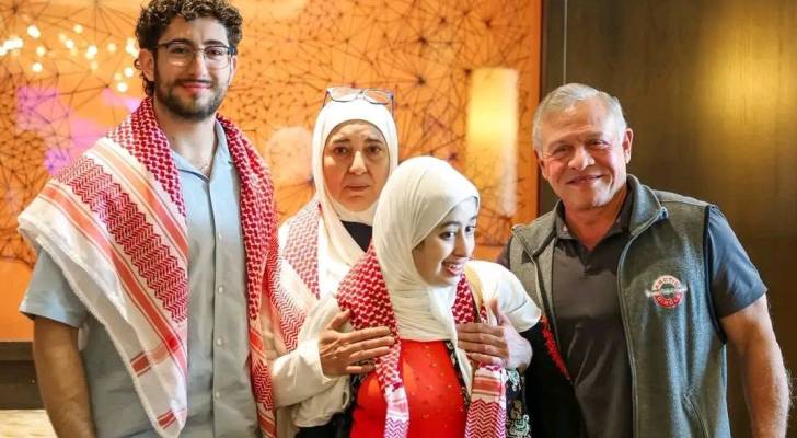 جلالة الملك يلتقي بالسيدة منال الظاهر وأبنائها