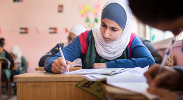 طالبة تقدم امتحان
