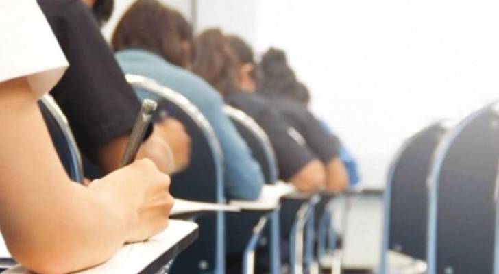 طلاب يقدمون امتحانات