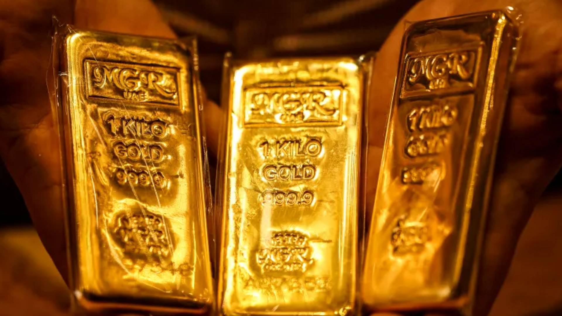 أسعار الذهب عالميا تكسر حاجز 4000 دولار وتهبط إلى 3,981 دولارا للأونصة