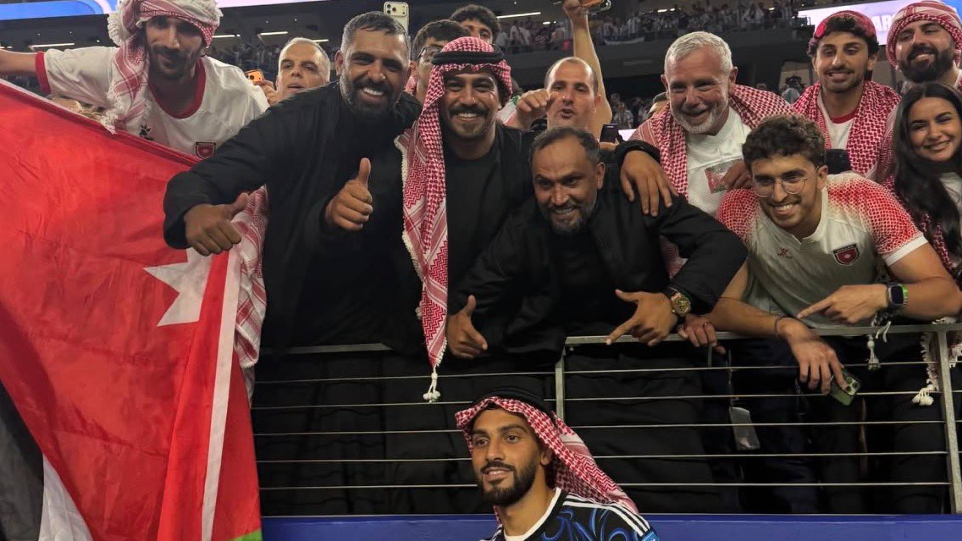 من المدرجات إلى المستطيل الأخضر: مشاهد حماسية تلخص ملحمة "النشامى" أمام التانغو الأرجنتيني