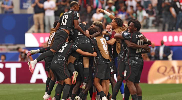 يحتفل ستيفن أوستاكيو لاعب خط وسط المنتخب الكندي بتسجيل الهدف ضد جنوب أفريقيا