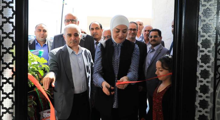 وزيرة التنمية الاجتماعية وفاء بني مصطفى في الشوبك