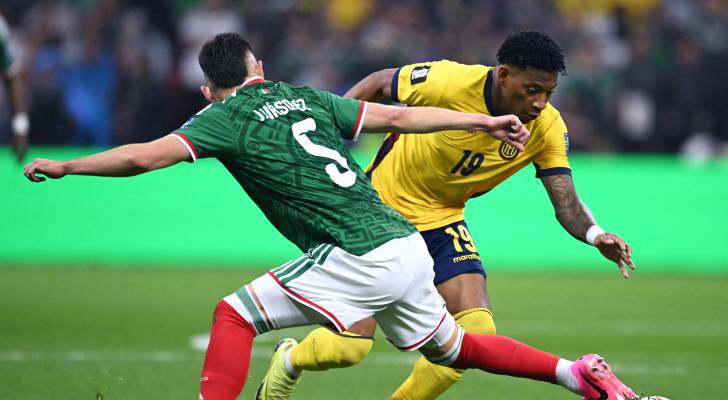 مدافع المكسيك يوهان فاسكيز ولاعب وسط الإكوادور غونزالو بلاتا خلال مباراة دور الـ32 من كأس العالم 2026
