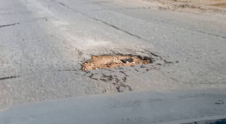 صورة لحالة الطريق قبل إصلاحه