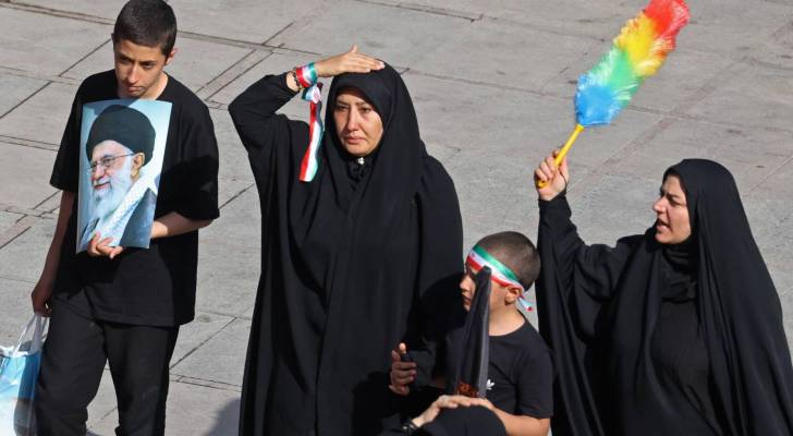"انتقام.. انتقام".. مشيعون في إيران يرددون هتافات خلال جنازة خامنئي