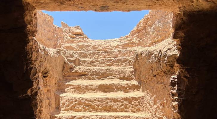 مصر تعلن عن اكتشافات أثرية لمقابر ساحلية تعود لألفي عام ومدينة بيزنطية في الصحراء