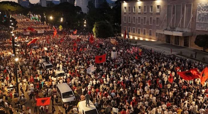 متظاهرون أمام مكتب رئيس الوزراء الألباني احتجاجا على مشروع المنتجع السياحي