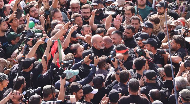 قائد الحرس الثوري الإيراني أحمد وحيدي وسط مشيعي خامنئي