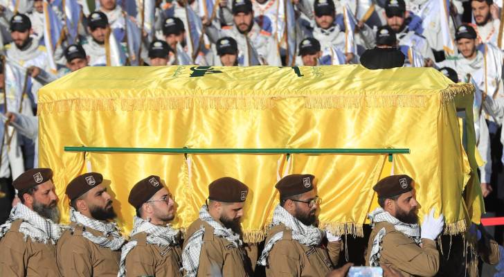 مشيعون يشاركون في جنازة مقاتل من حزب الله