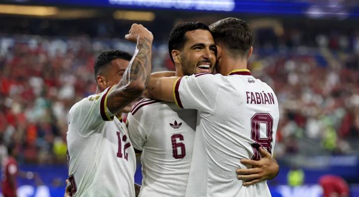 لاعبو منتخب إسبانيا يحتفلون بهدف سابق