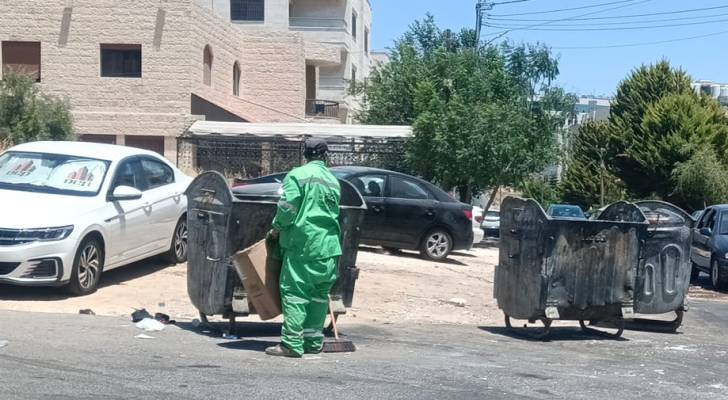 عامل وطن أثناء قيامه بعمله في العاصمة عمان