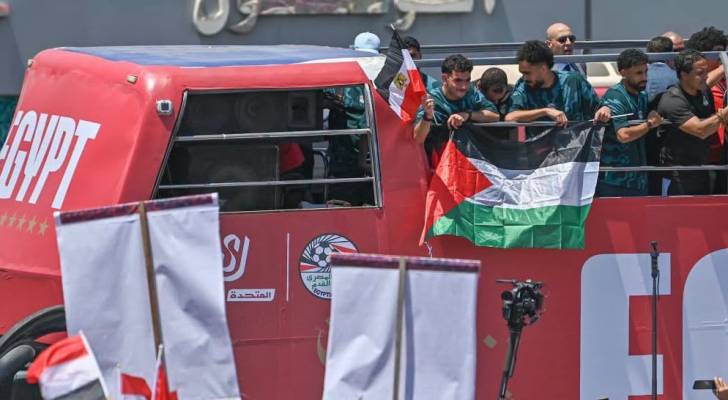 العلم الفلسطيني مع لاعبي منتخب مصر