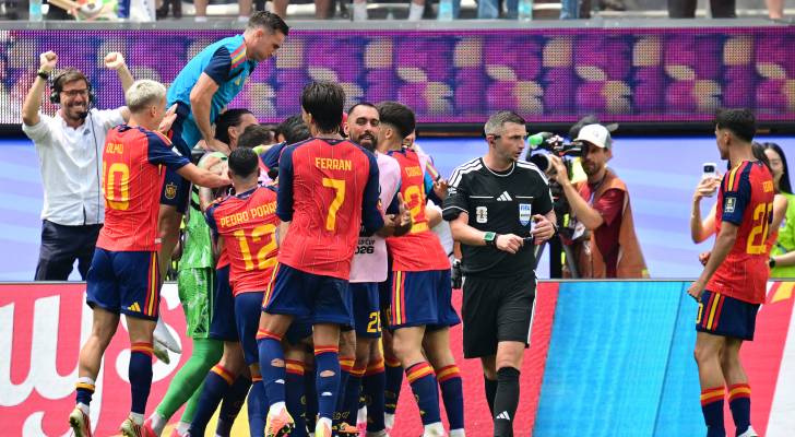 لاعبو المنتخب الاسباني يحتفلون بالهدف الثاني بالدقائق الاخيرة