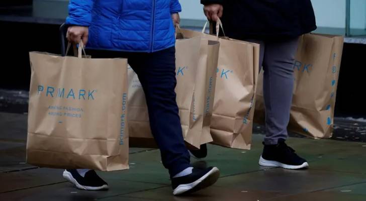 بريطانيا: تراجع حركة المتسوقين بنسبة 3.4% في يونيو بسبب موجة الحر