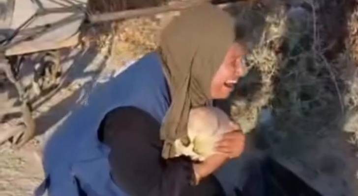 أم فلسطينية تحتضن رفات ابنها في قطاع غزة