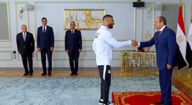 الرئيس المصري يستقبل بعثة المنتخب في مدينة العلمين