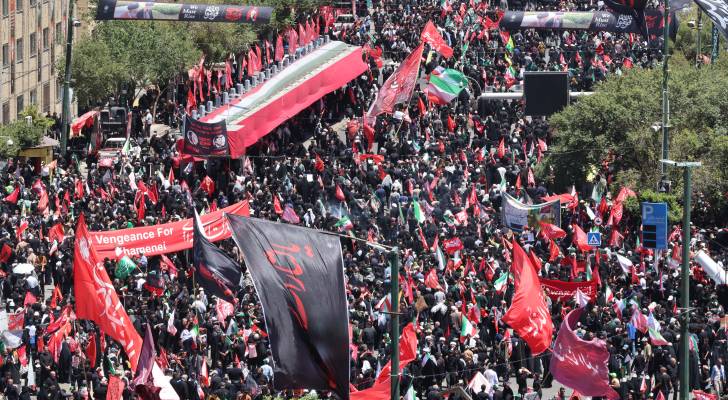 مشيعون إيرانيون في جنازة المرشد الأعلى