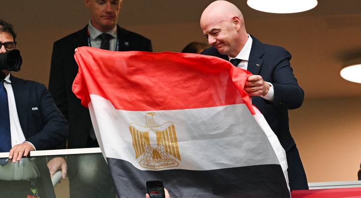 رئيس الاتحاد الدولي لكرة القدم (فيفا)، جياني إنفانتينو، يحمل العلم المصري