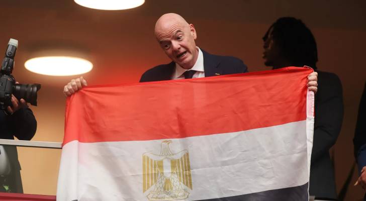 السويسري جياني إنفانتينو يرفع العلم المصري
