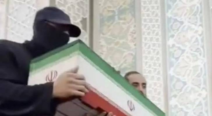لغز الرجل المقنع في جنازة خامنئي.. من يكون؟ وما سر القناع الأسود؟